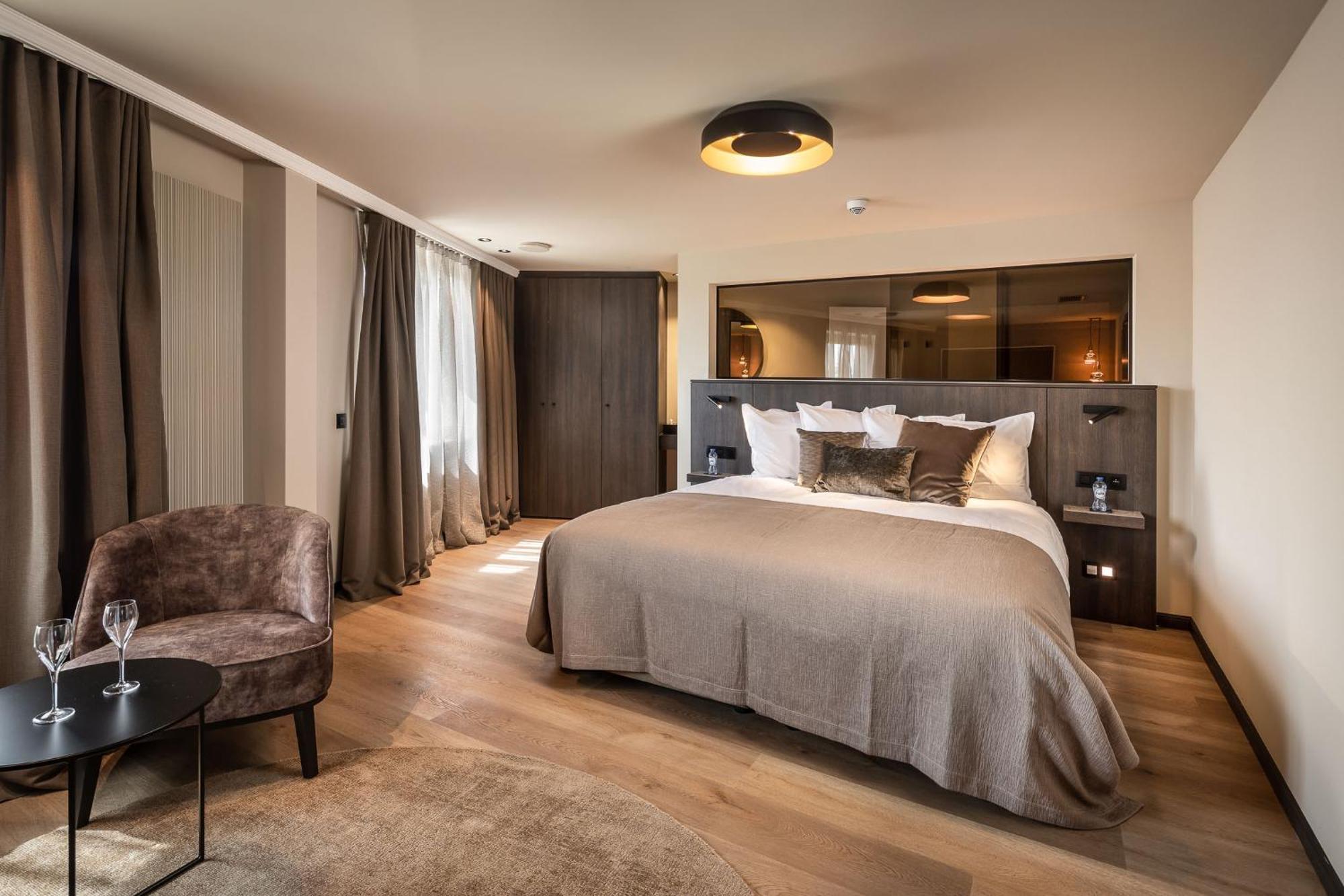 Hotel Britannia Кноке-Хайст Екстериор снимка